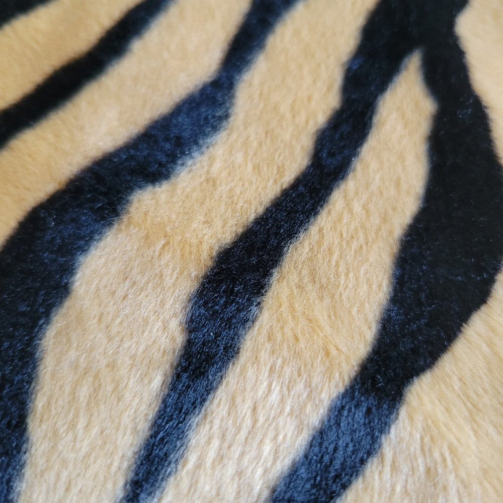 NWT Tiger Print Velvety Throw Blanket With Realistic "Fur" Pattern - Picture 7 of 7